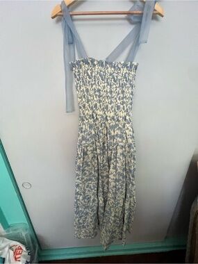 En Saison Blue Floral Smocked Tie-Strap Midi Dress Size Small